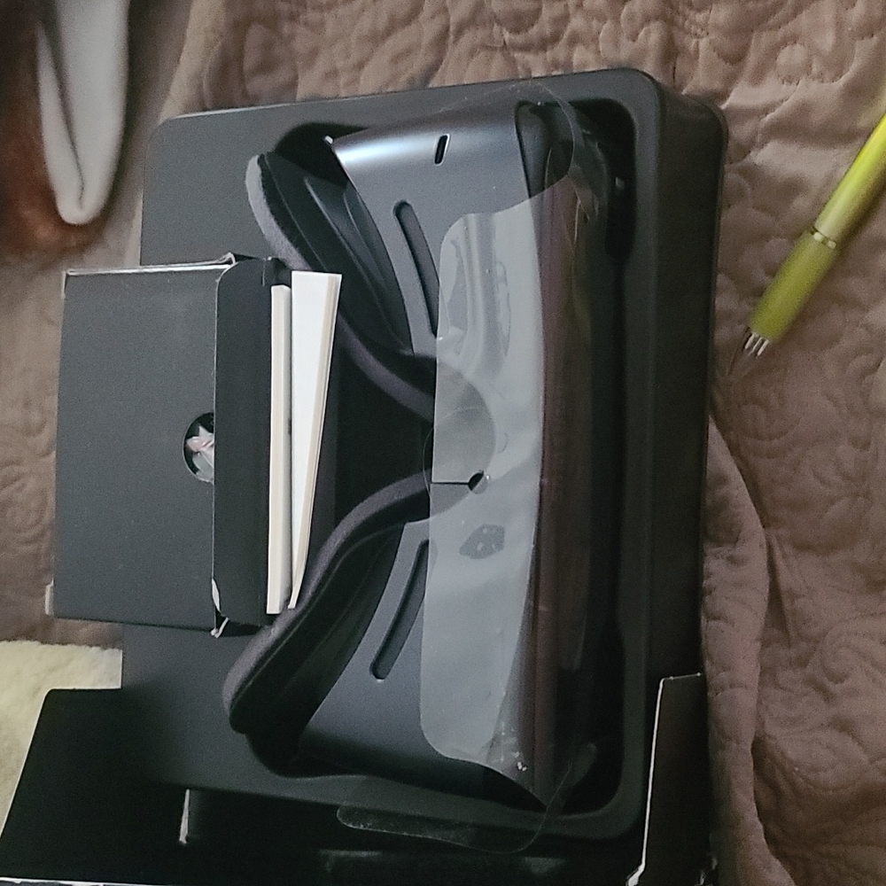 Samsung Gear VR with Controller - Picture 2 of 3
